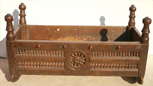 late 17thC Continental carved oak cradle - 36" lon: late 17thC Continental carved oak cradle - 36" long x 18 1/2" wide x 20" tall