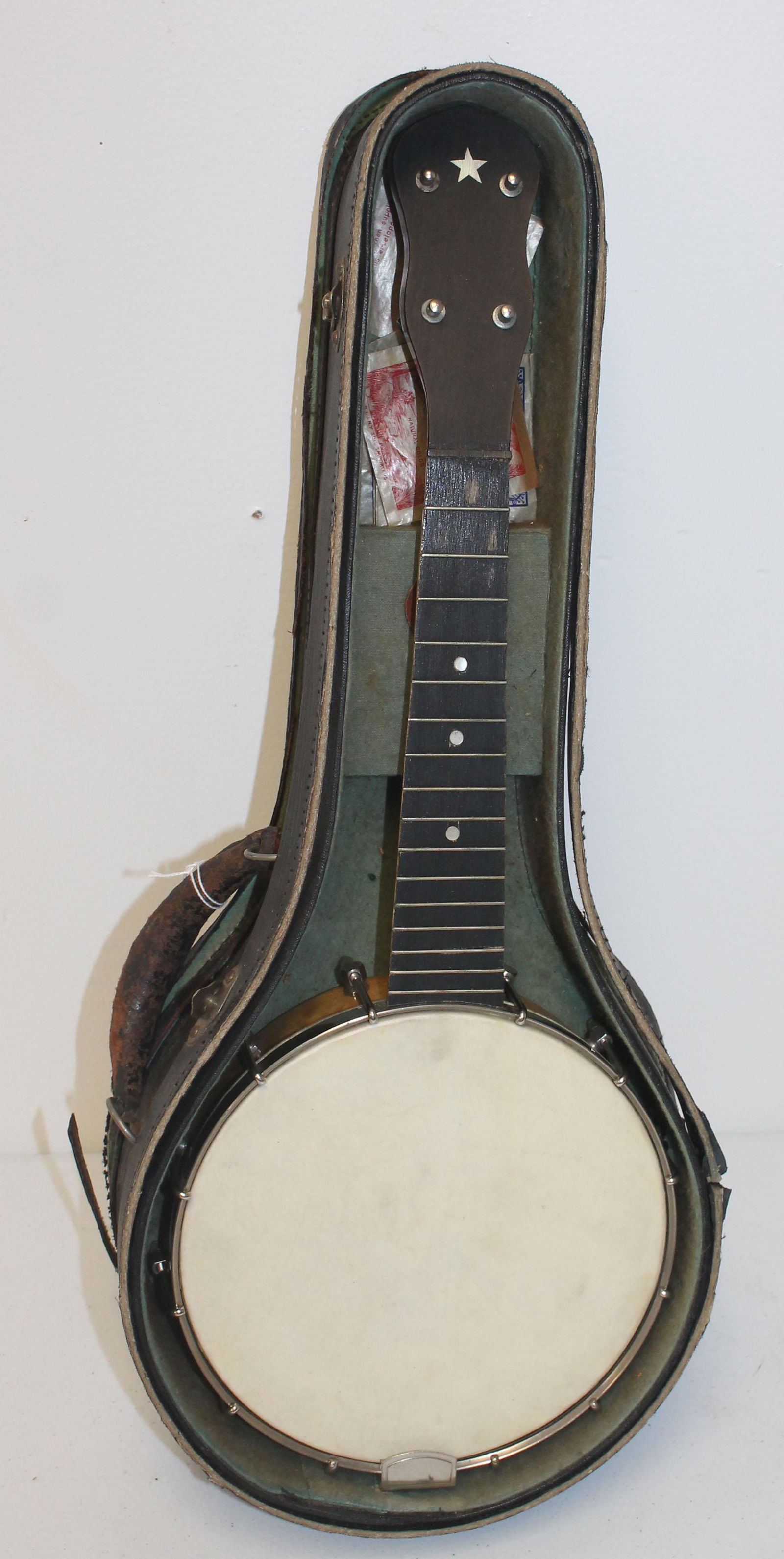 Antique ukelele banjo in case (1 of 7)