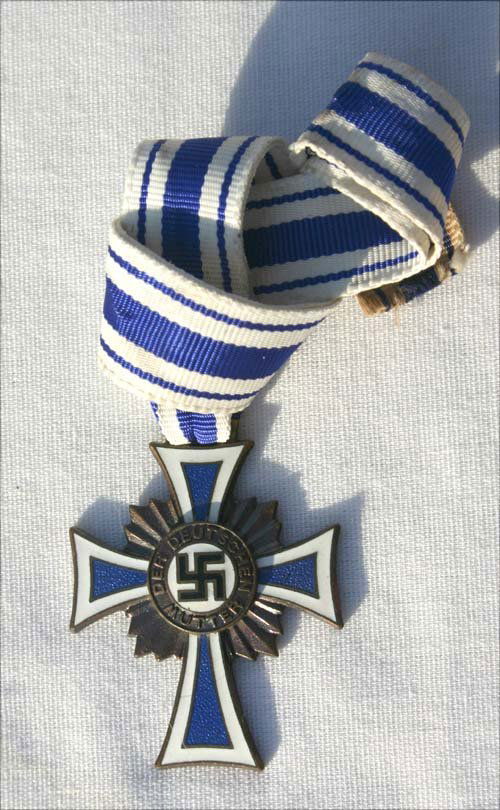 Nazi Third Class Bronze Mother's Cross "Ehrenkreu: Nazi Third Class Bronze Mother's Cross "Ehrenkreuz der Deutschen Mutter" - December 16 1938 w facsimile of the Fuhrer's signature issued to German mothers bearing 4-5 or more pure Arian children