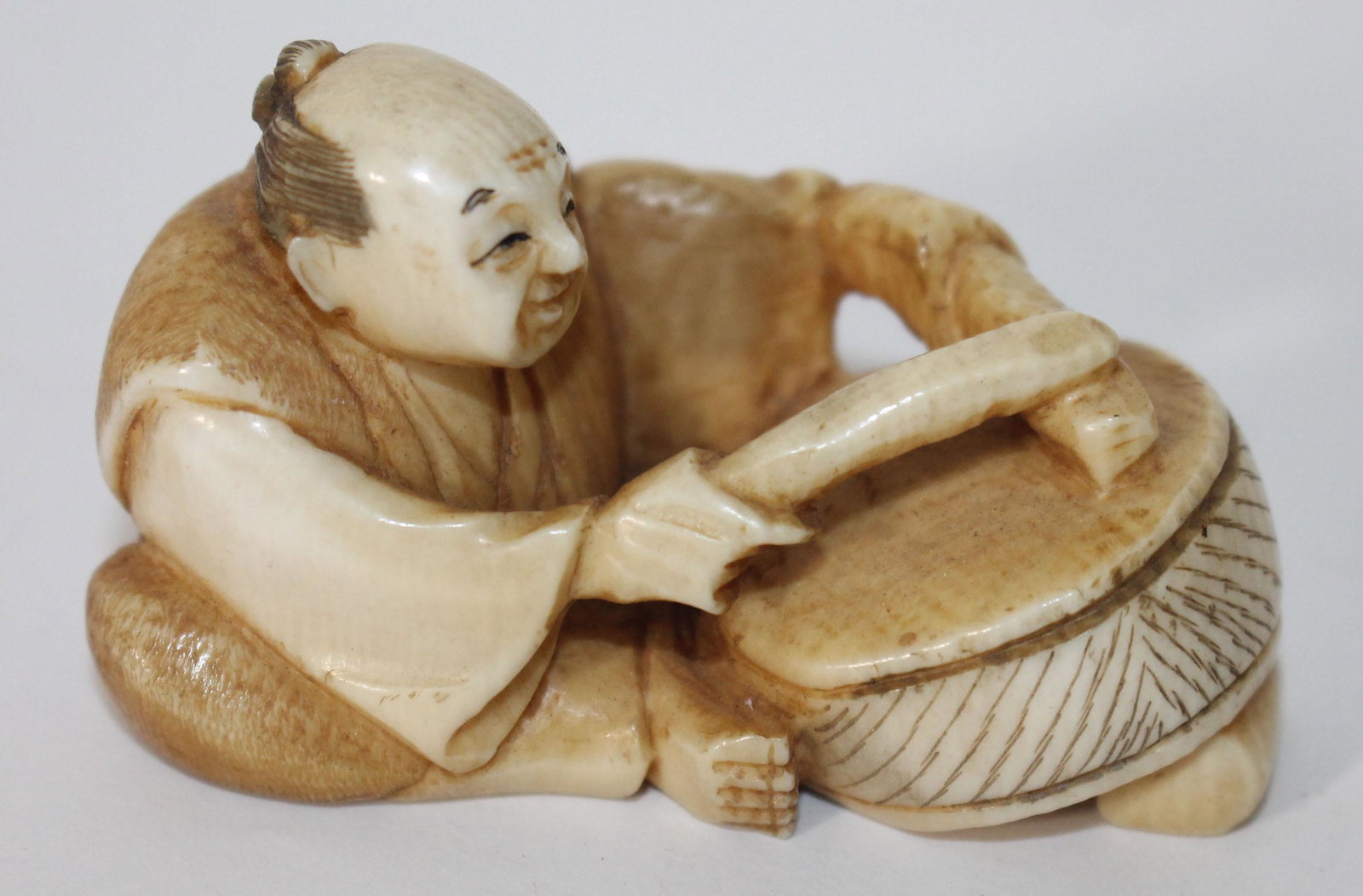 Japanese carved netsuke of a drummer - sgnd -: Japanese carved netsuke of a drummer - sgnd -
