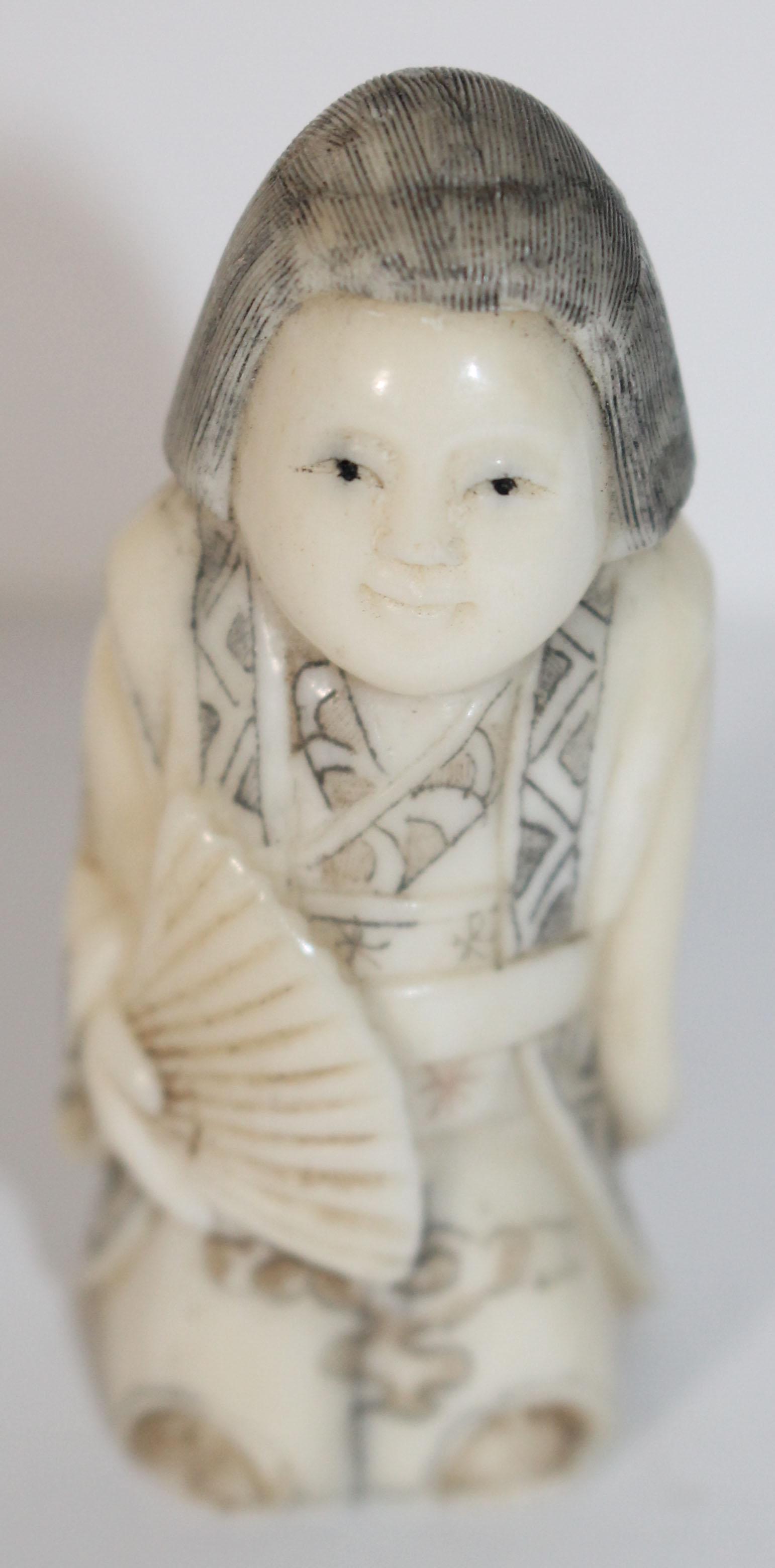 Japanese carve netsuke of a woman holding a fan - sgnd: Japanese carve netsuke of a woman holding a fan - sgnd - 2"