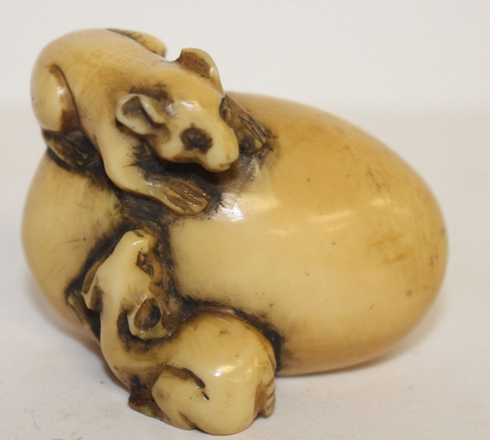 Japanese carved netsuke of rats on an egg - approx 1: Japanese carved netsuke of rats on an egg - approx 1 3/4"