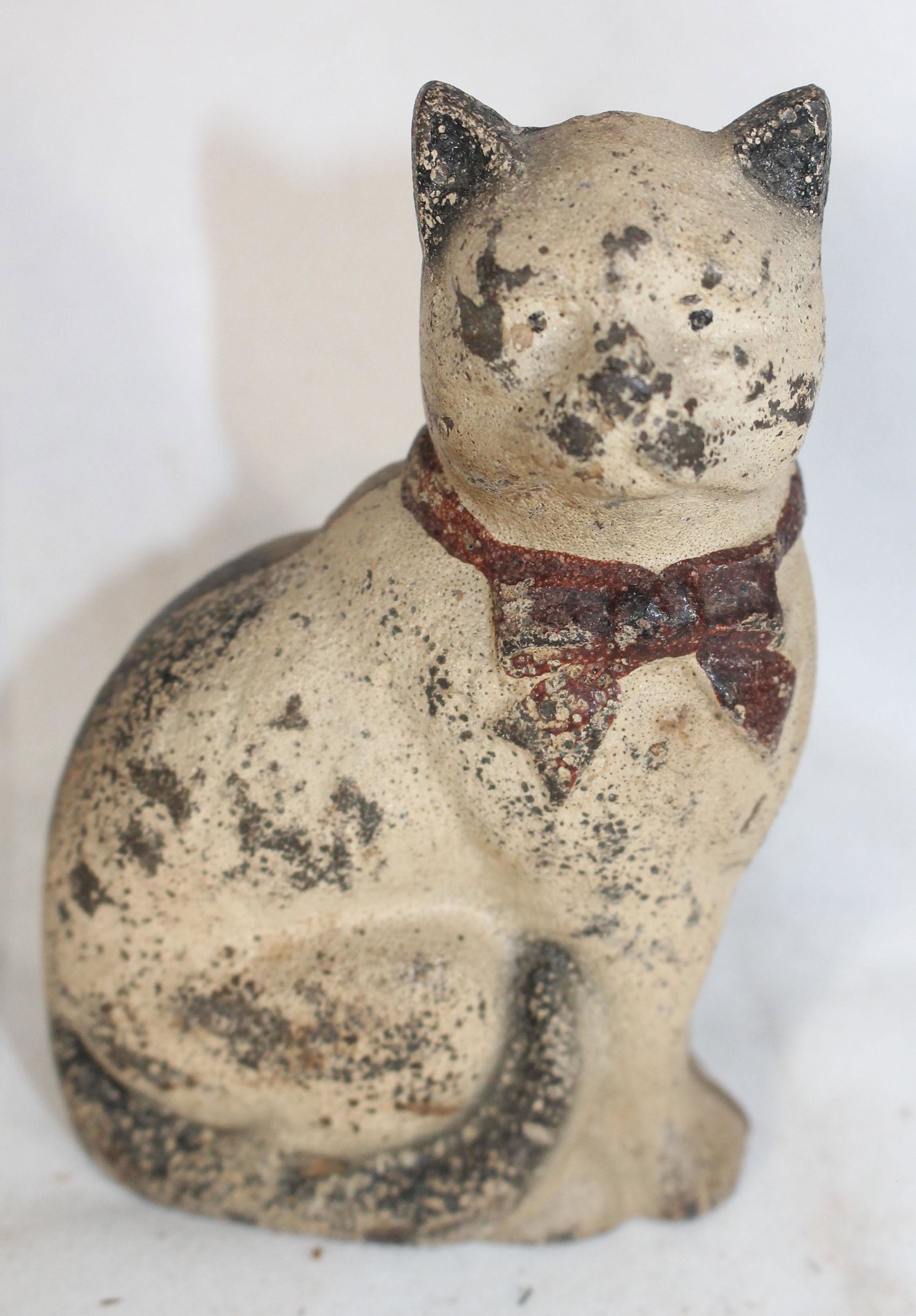 Cast iron painted cat w bow still bank - 4 1/2" tall (1 of 4)
