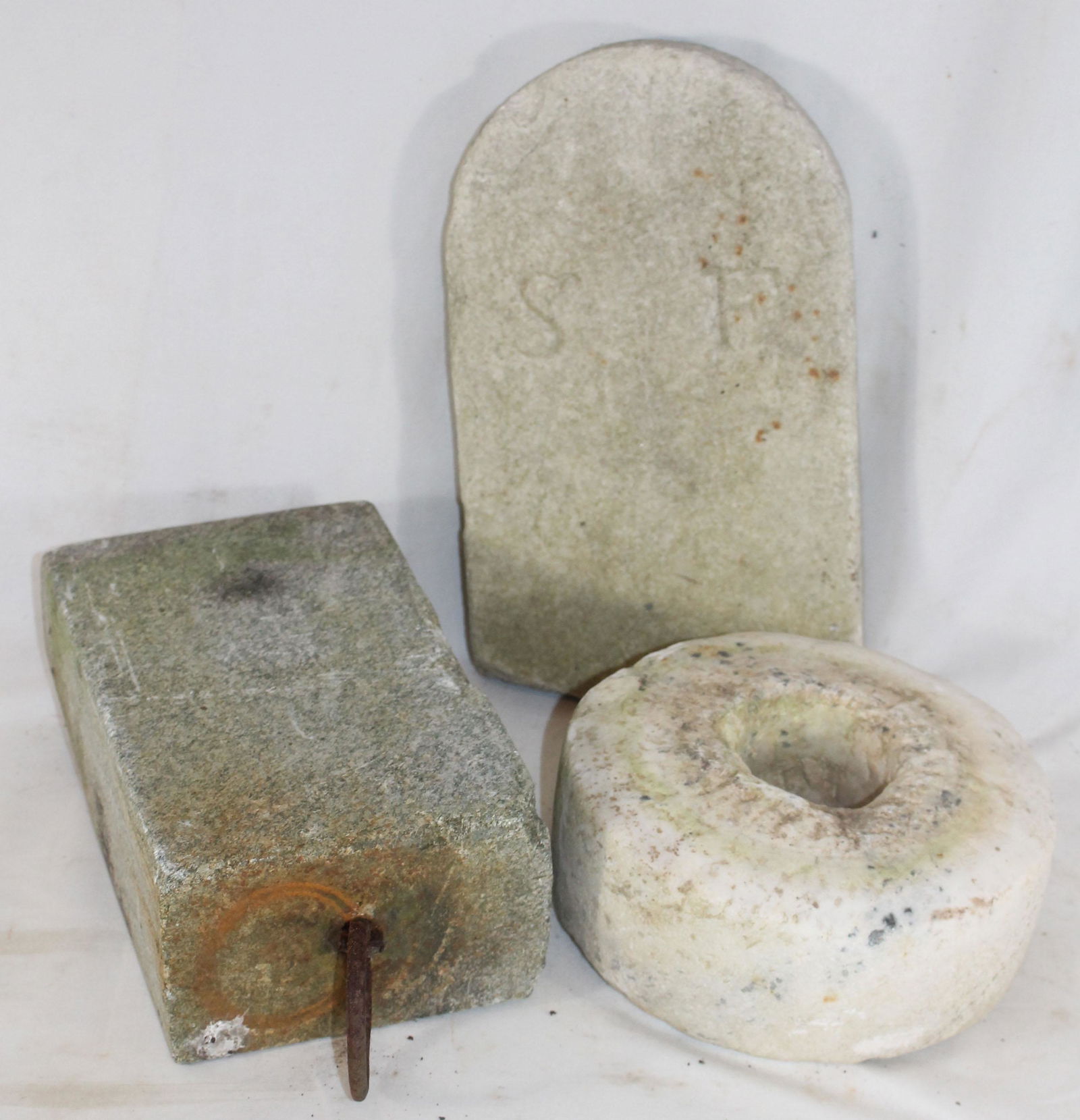 Garden lot incl granite horse tether, marble grinding (1 of 5)