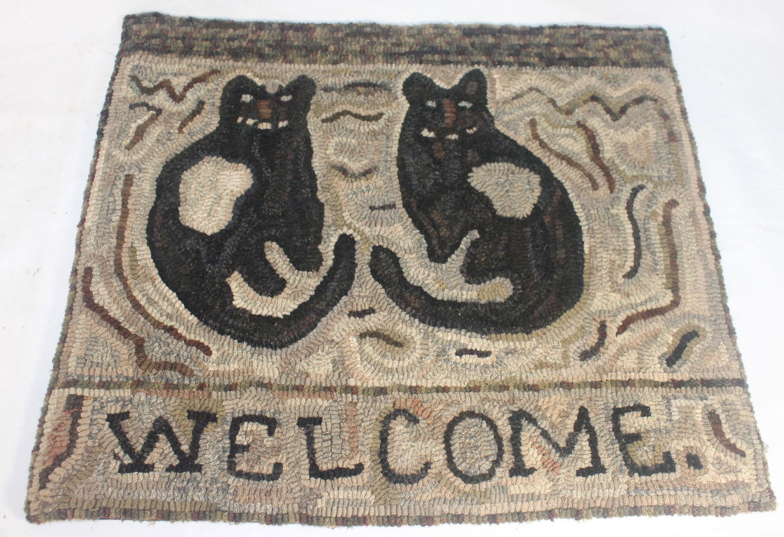 Hooked rug w 2 black cats & "Welcome" - 22"x20" (1 of 7)