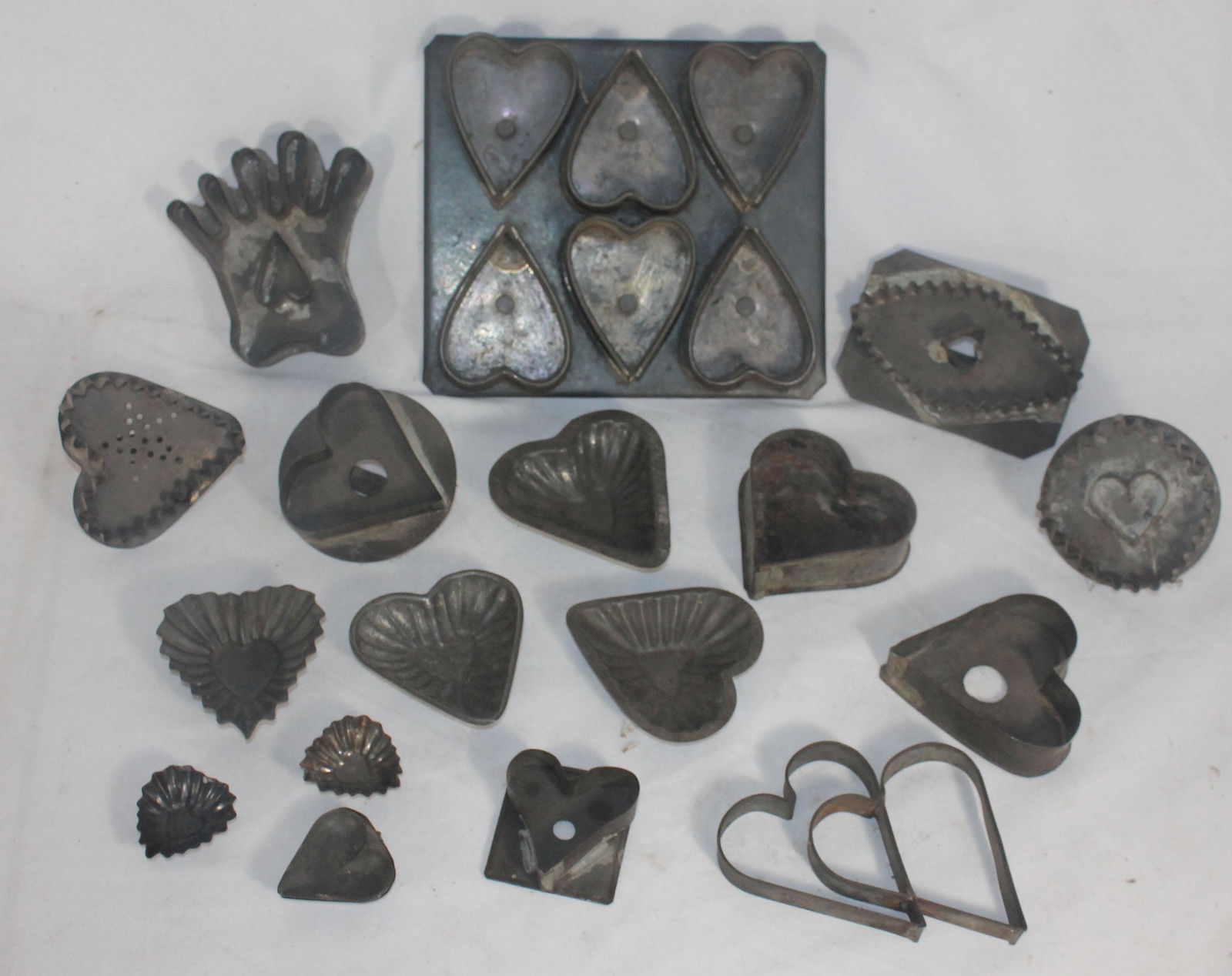 Assorted lot of cookie cutters & molds w hearts incl (1 of 7)