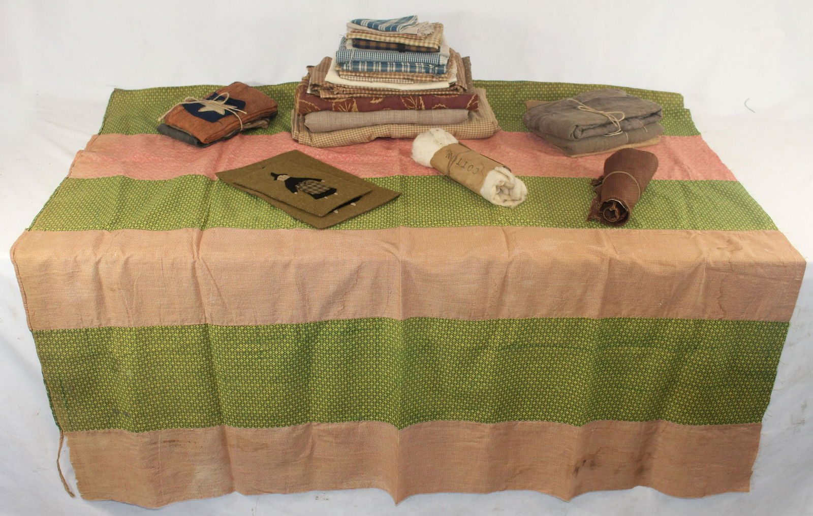 Assorted vintage & reproduction fabric remnants (1 of 7)