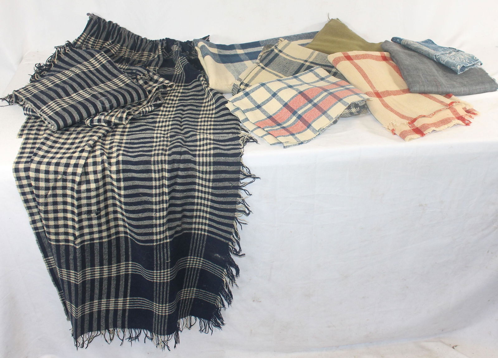 Textile lot incl antique & vintage wool blanket (1 of 4)