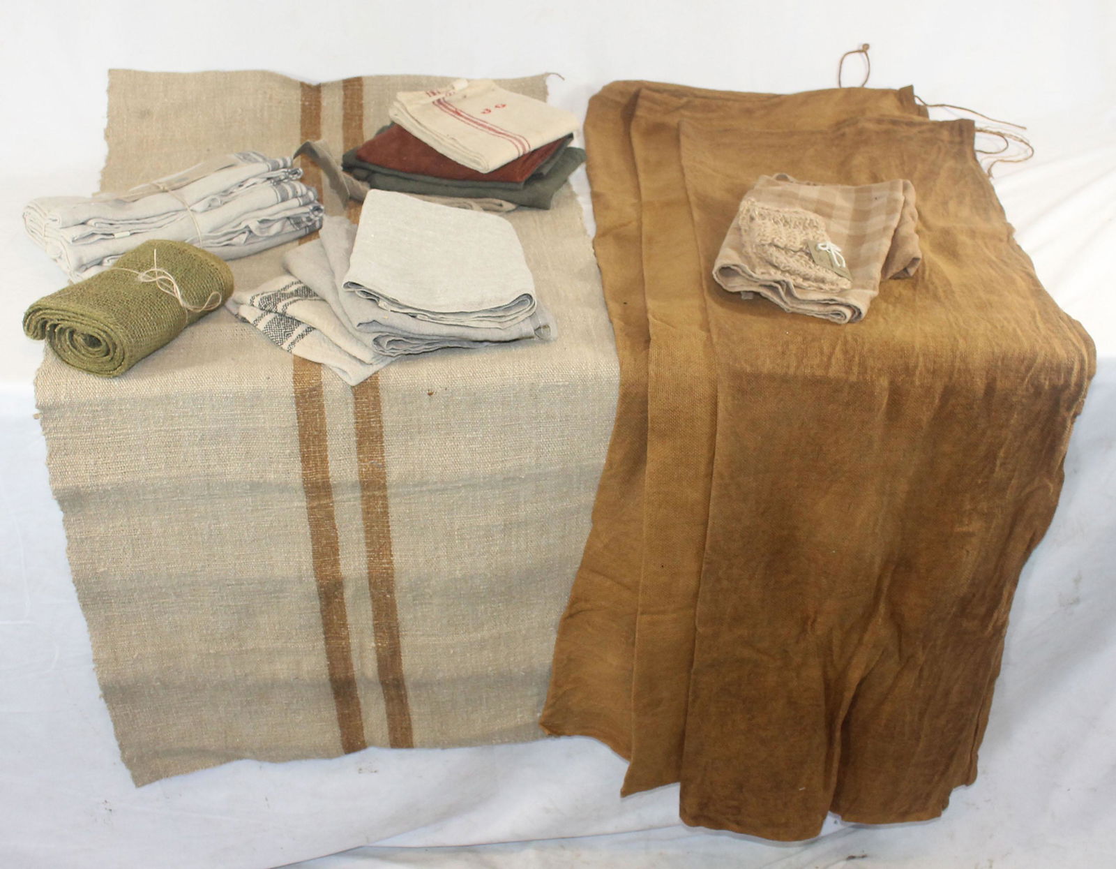 Assorted contemporary linen incl towels, 3 curtain (1 of 5)