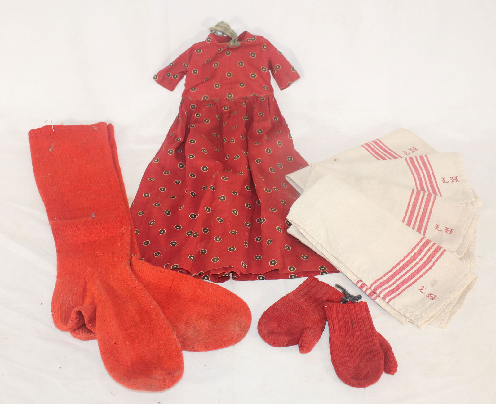 Textile lot incl vintage red doll's dress, old red (1 of 5)