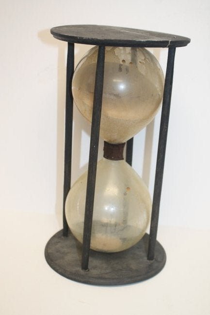 Contemporary make-do hourglass (1 of 7)