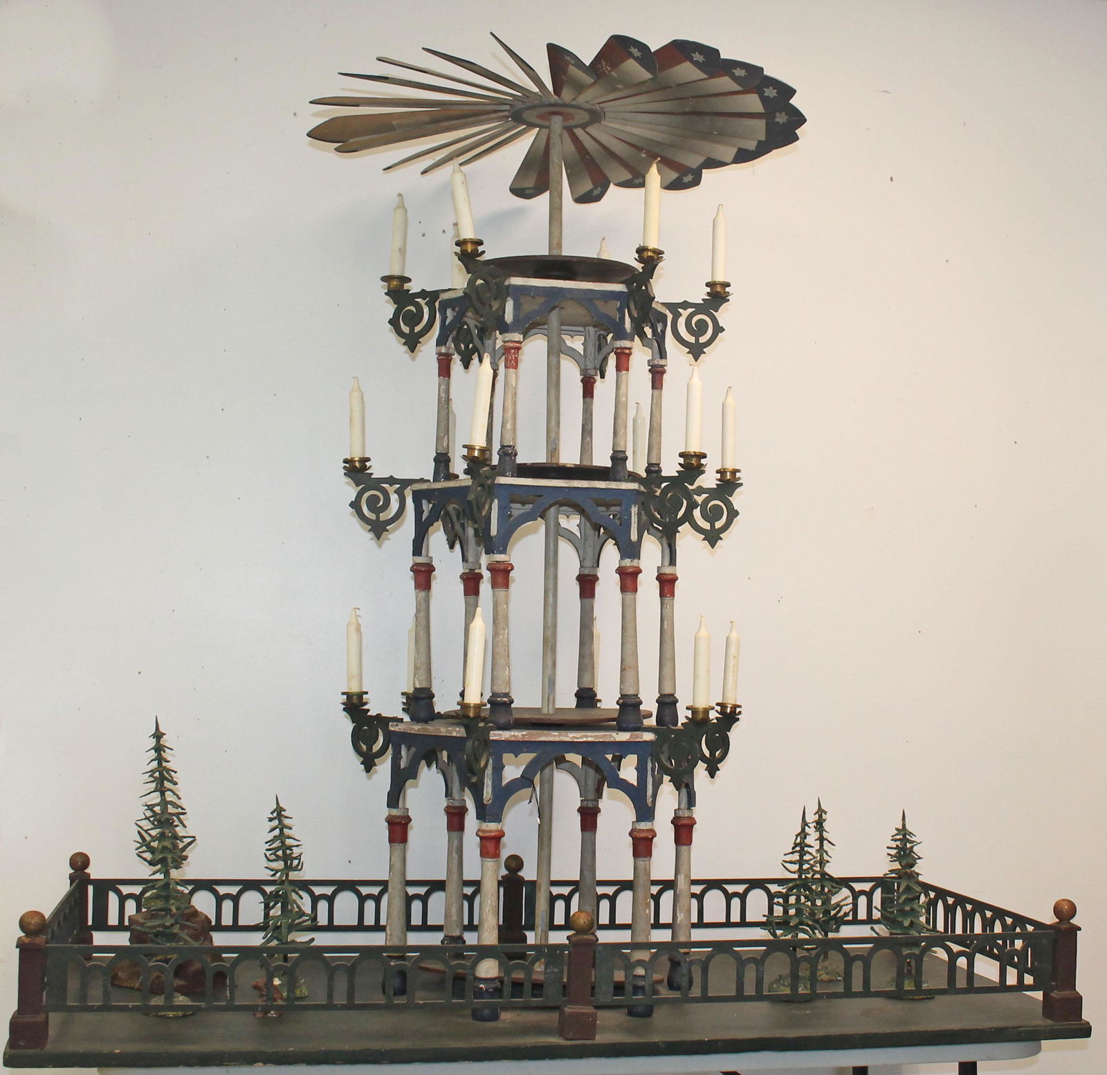 Wonderful Folk Art wooden Christmas Tree fence in green (1 of 10)