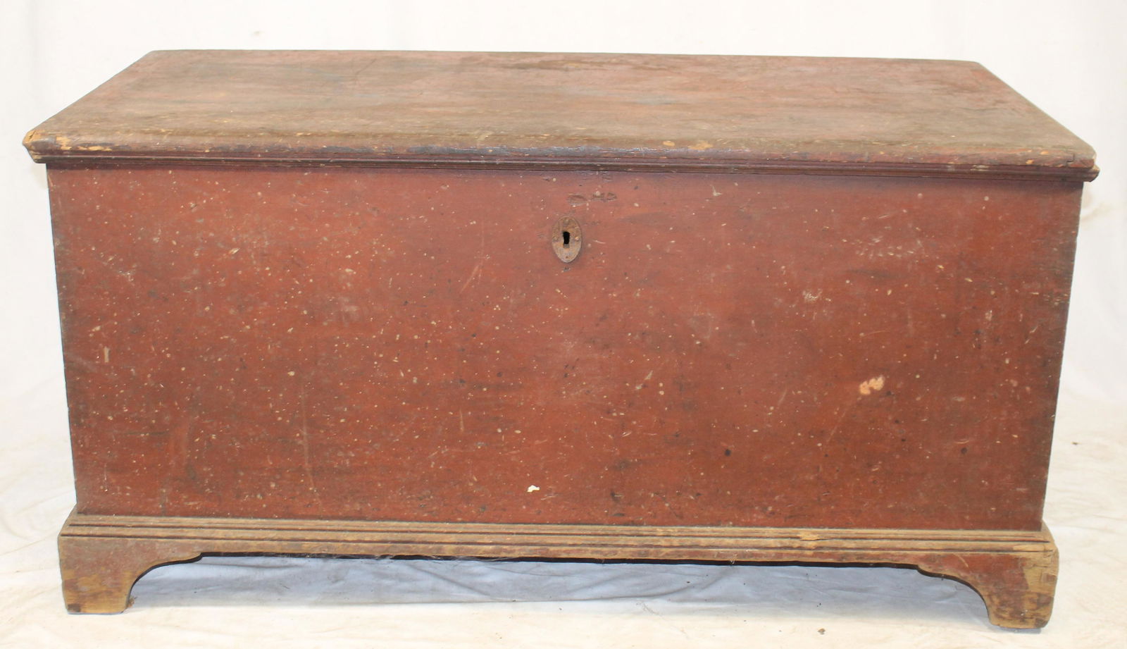 Large 19thC lift top blanket chest w till in red paint (0055) on Jan