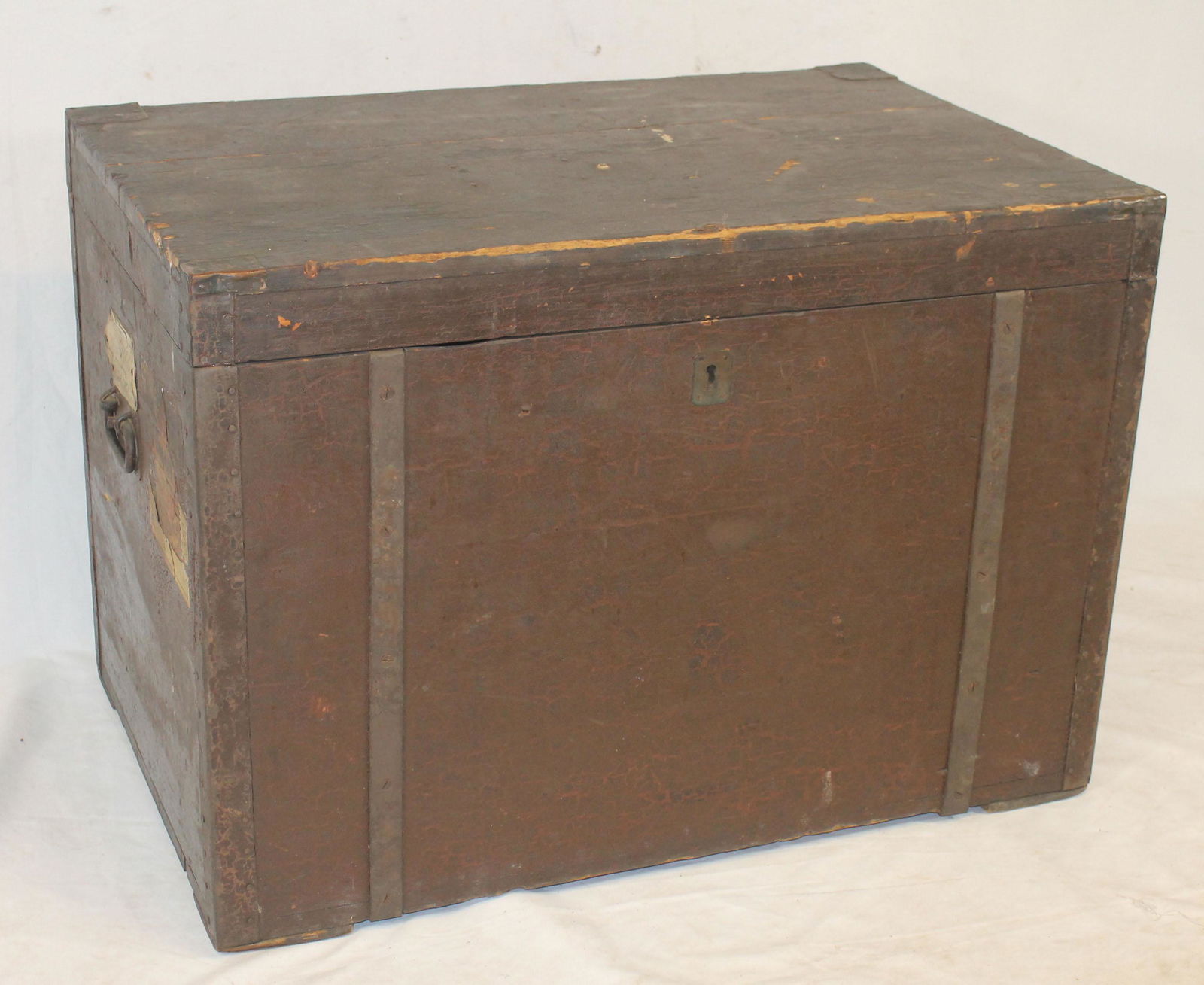Antique steamer trunk from Lusitania ship w iron bail (1 of 5)
