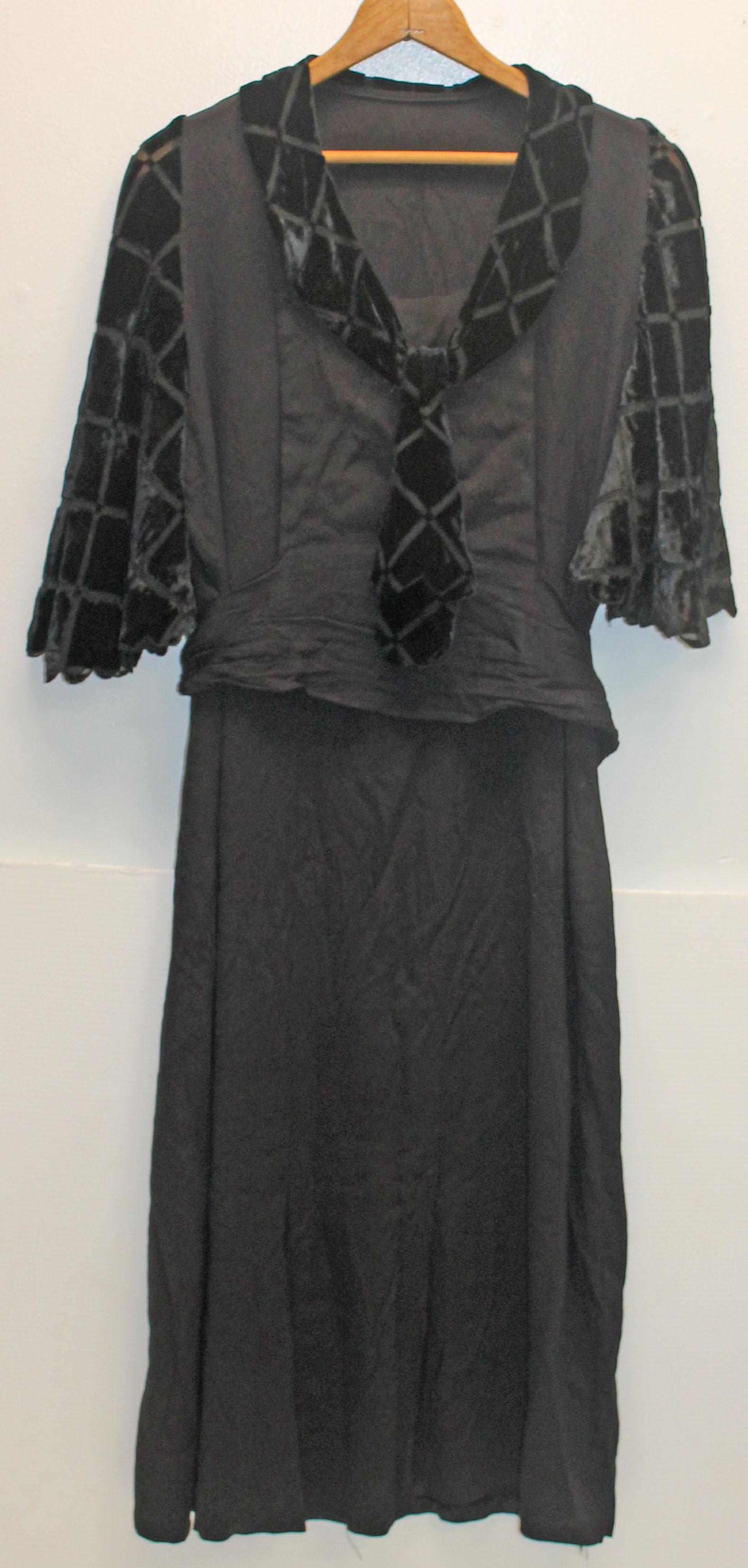 Vintage clothing lot incl 2 black dresses from 1920-30 (1 of 11)