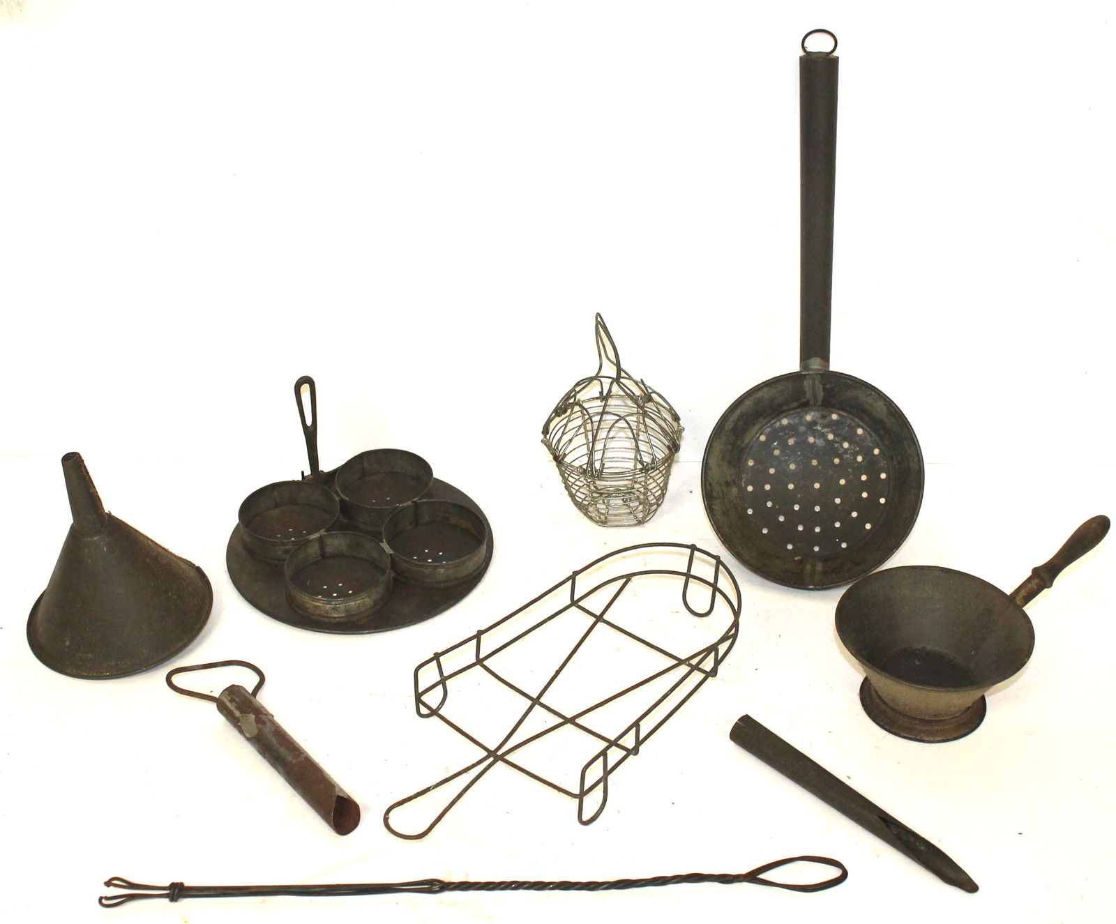 Assorted lot of tin vintage/antique kitchen items (1 of 6)