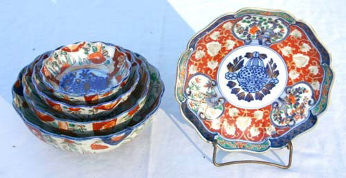 lot of 5 antique Imari porcelain items incl nest of: lot of 5 antique Imari porcelain items incl nest of bowls from 4 1/4" - 7" diam & a lobed 7 1/2" dish