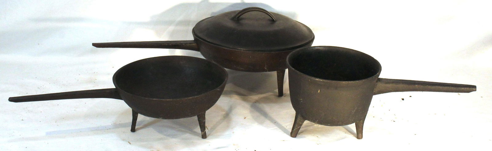 3 cast iron spider skillets & pot - 1 w cover - 9 1/2", 7 3/4" & 6 1/2" diam (1 of 9)