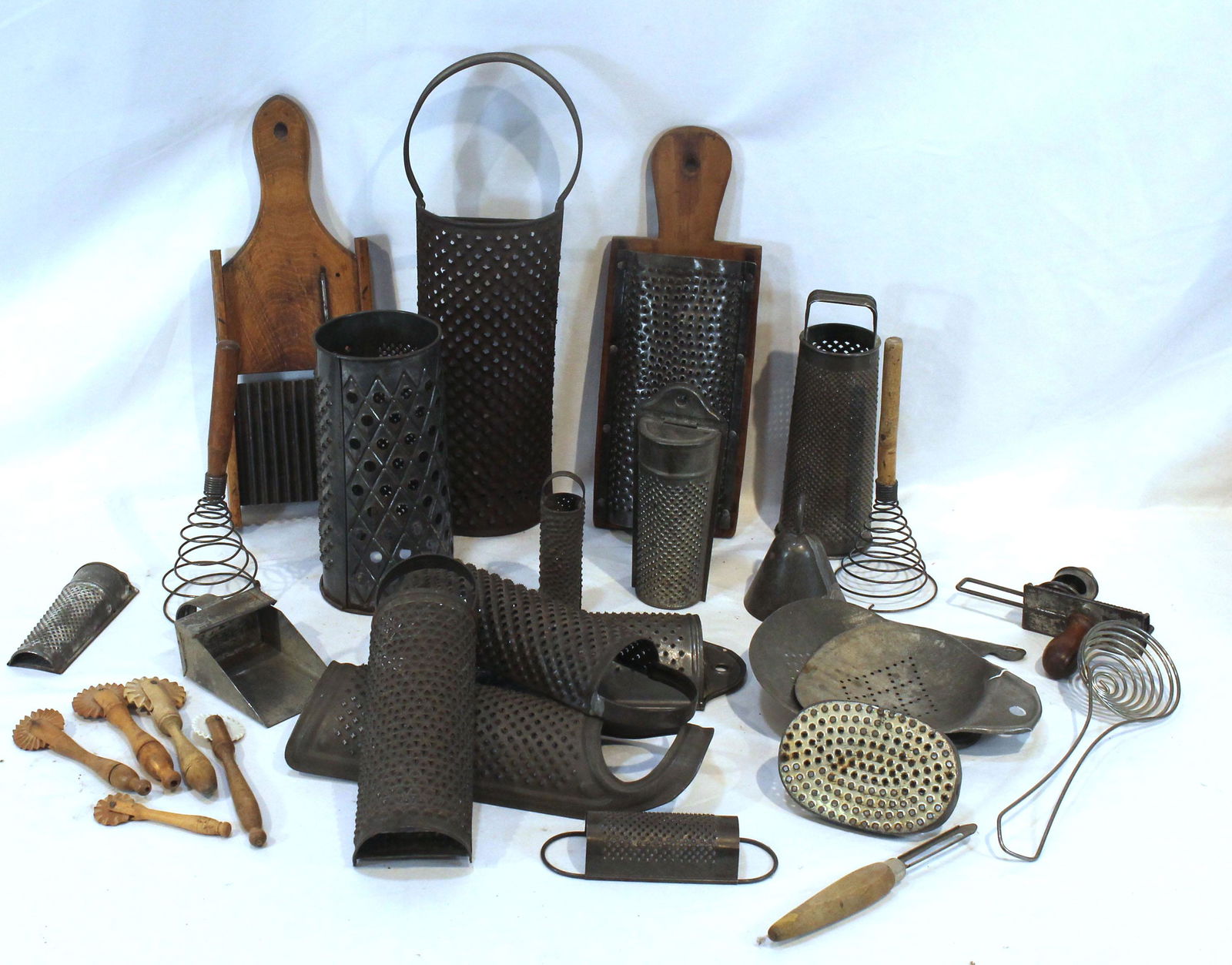 Kitchen utensil lot of graters, nutmeg graters, whisk, pie crimpers, peeler, etc (1 of 7)