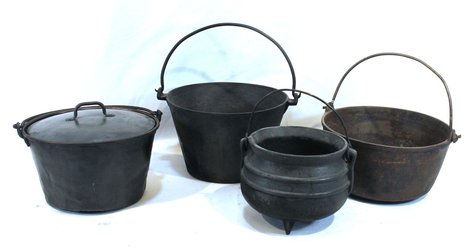 lot of 3 pcs of cast iron cookware incl 2 kettles & a spider cauldron  plus a copper kettle w lid - (1 of 12)