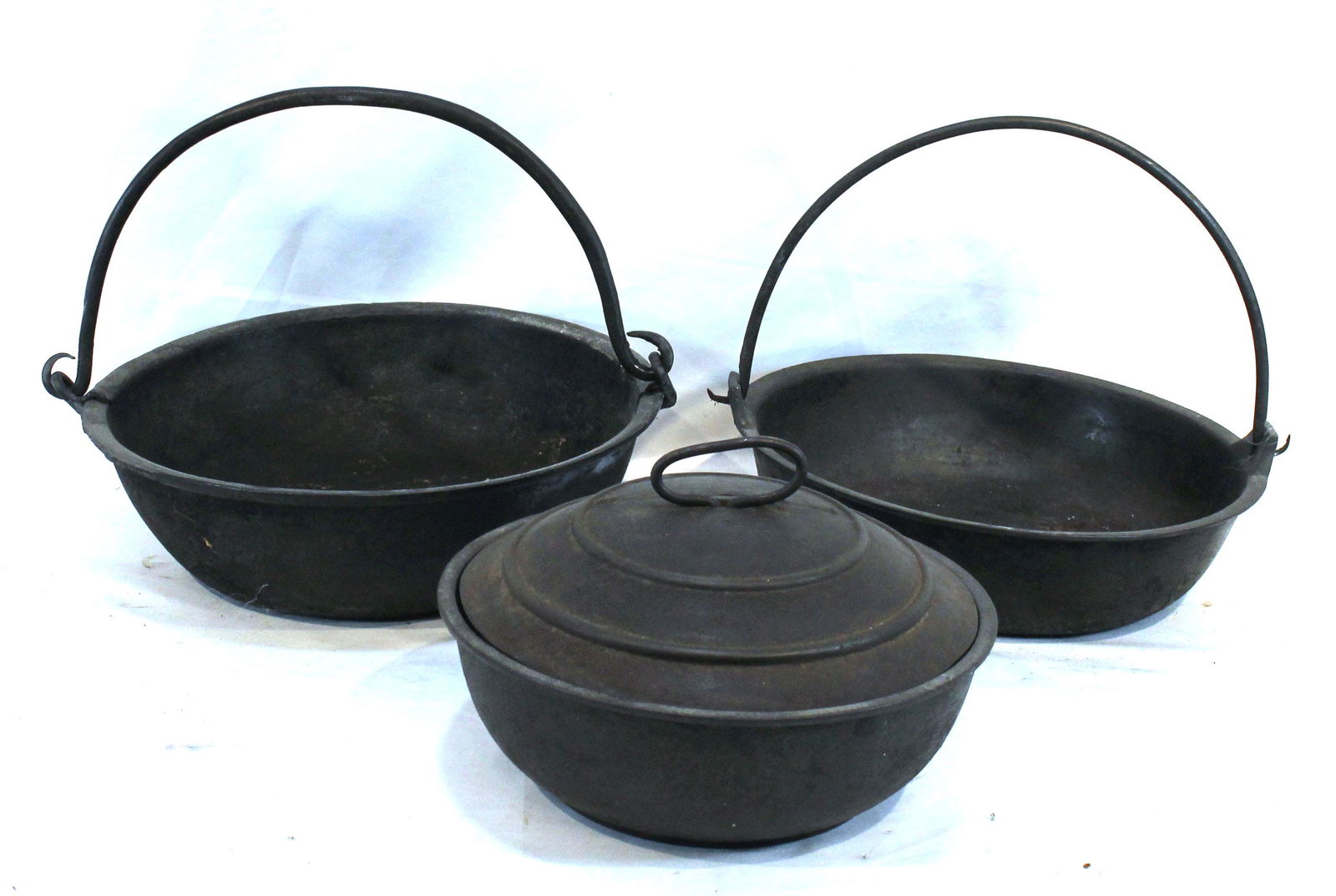 lot of 3 pcs of cast iron cookware in 2 swing handled pots & a covered pot w no handle - 9". 10 1/2" (1 of 10)