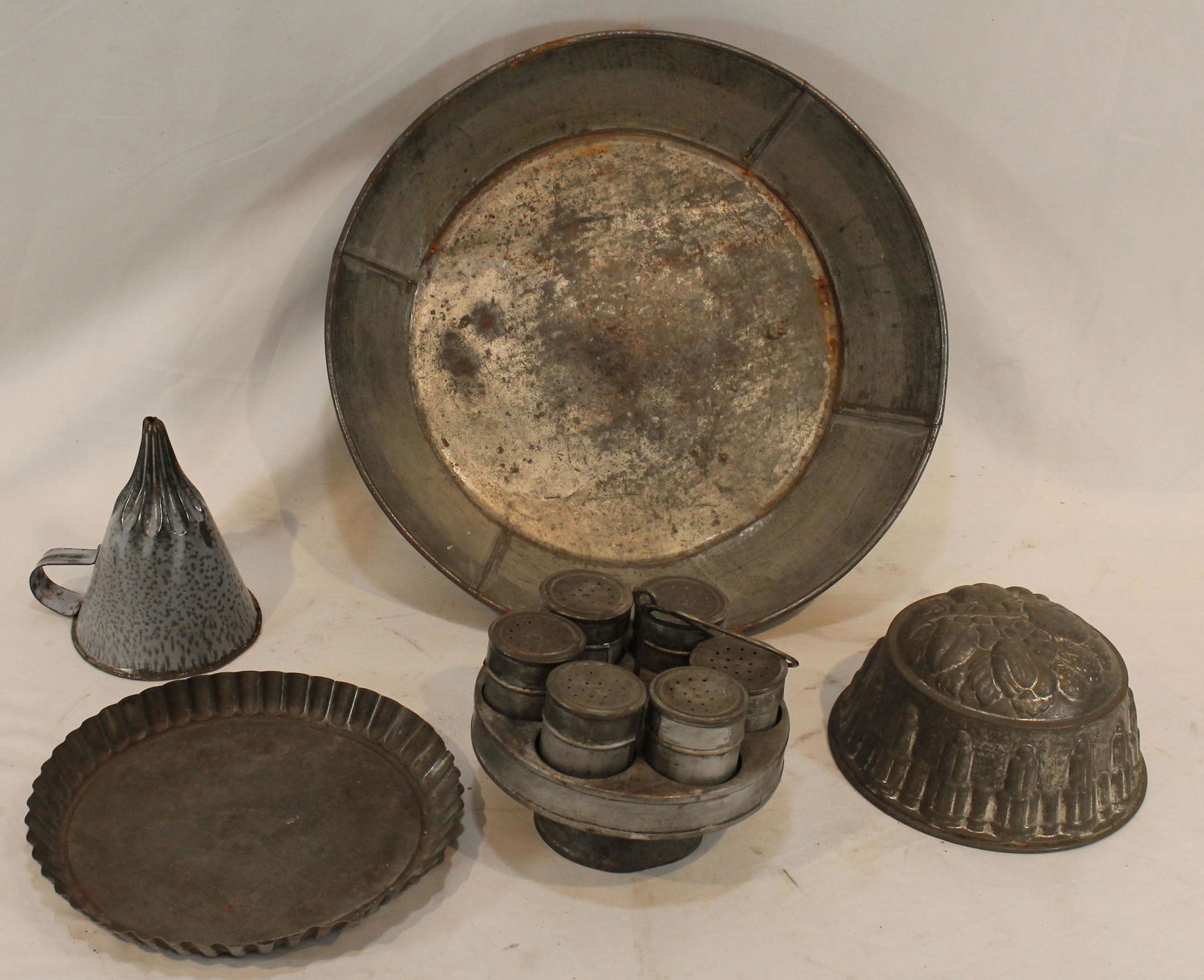 Antique tin lot incl spice shaker set in holder, mold, funnel, crimped pie plate & large milk pan (1 of 8)