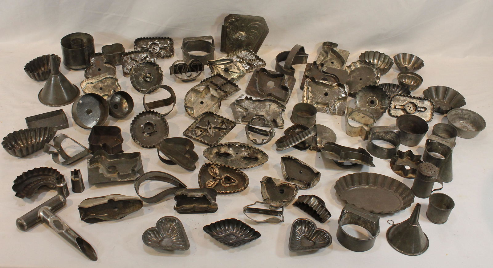 Large lot of tin incl cookie molds, cups, funnel, donut holers etc plus a very nice rooster (1 of 11)