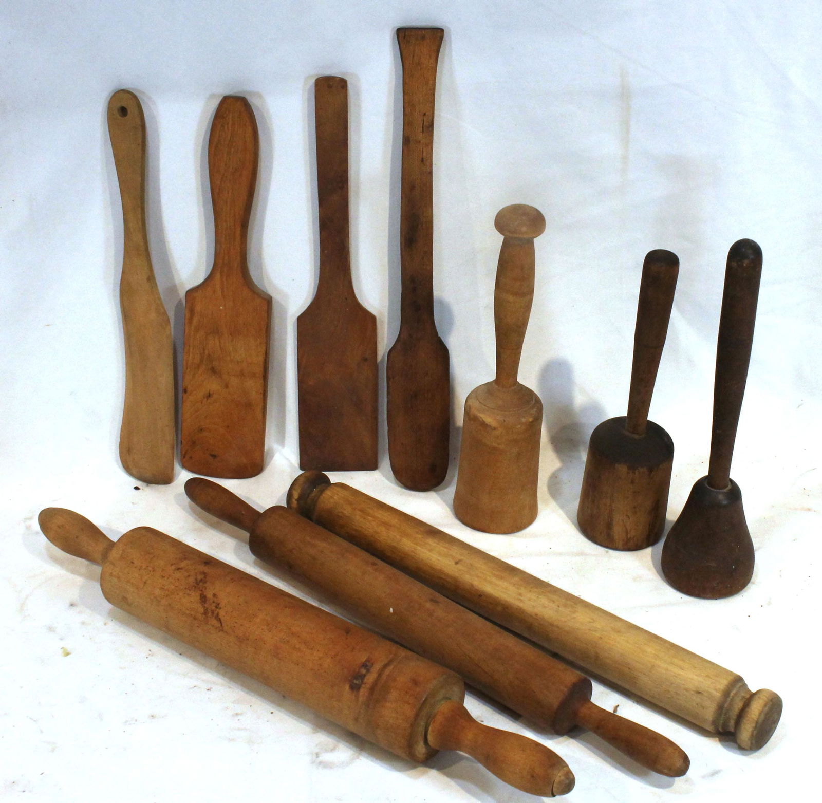 Lot of vintage wooden kitchen implements incl rolling pins, paddles & mashers (1 of 4)