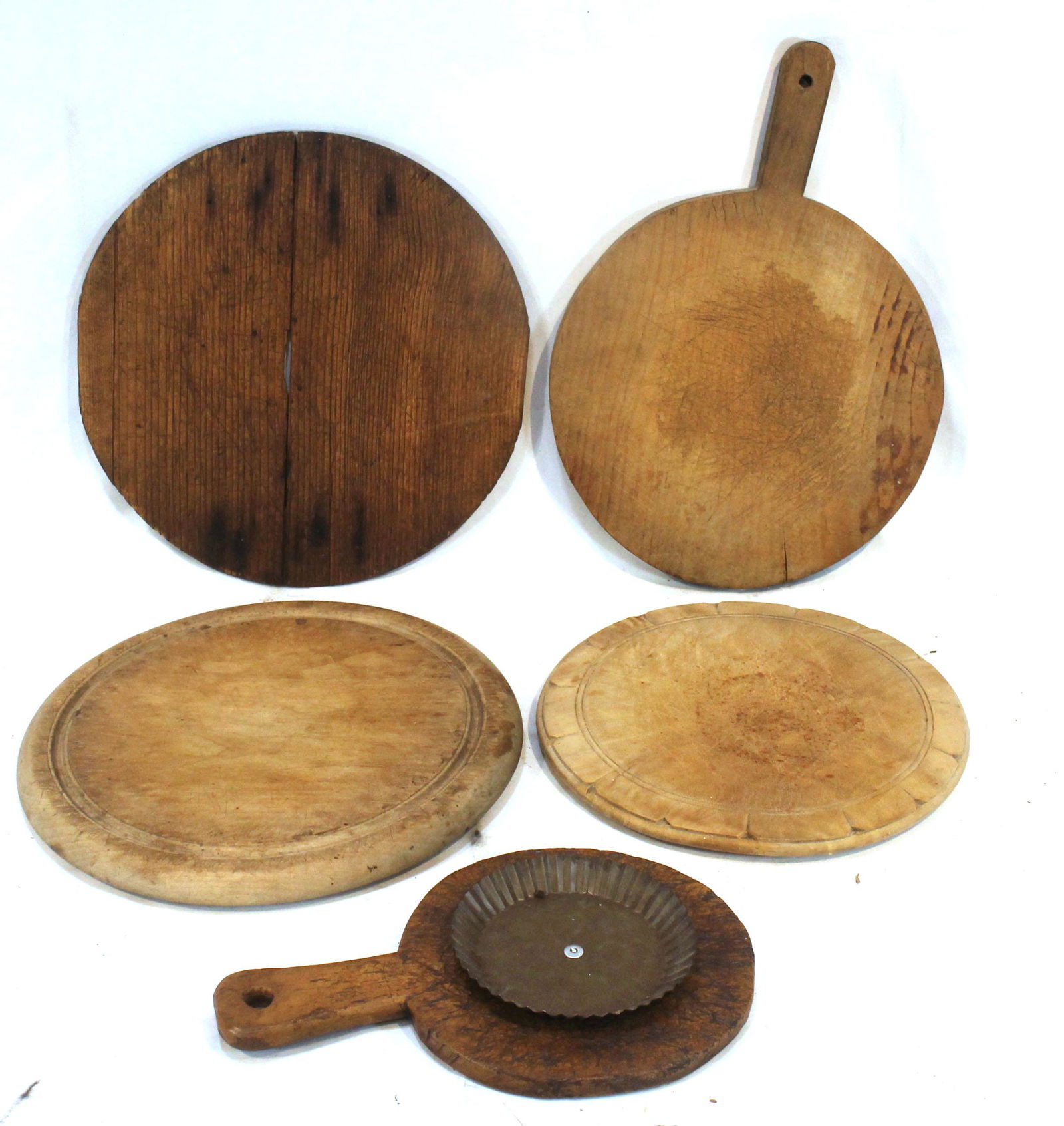 Wooden breadboard lot incl 2 handled examples & 3 round (1 made from an old lid) - 7"-11" diam (1 of 6)