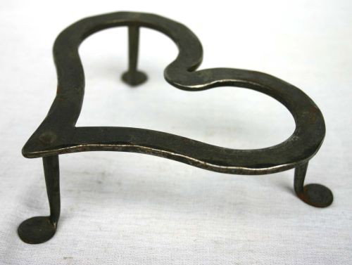 ca 1800 bold form heart shaped New England iron tr: ca 1800 bold form heart shaped New England iron trivet w penny feet