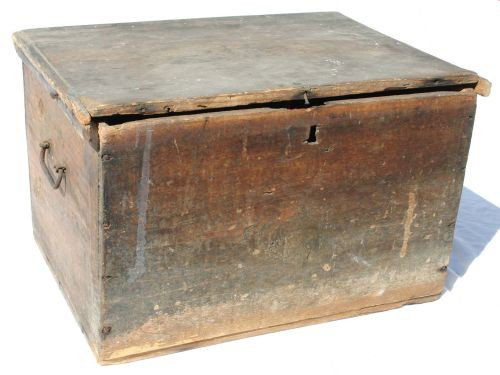18thC pine liqour box w a 12 slot compartmented in: 18thC pine liqour box w a 12 slot compartmented interior w 3 old as is gin bottles - 12 1/4" tall x 19 1/2" wide x 15" deep