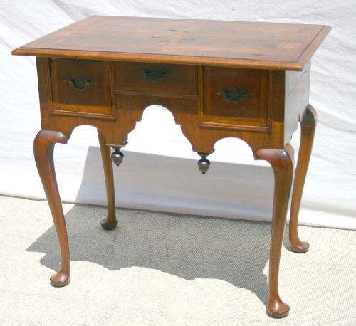 ca 1735 early QA period Boston walnut lowboy w fin: ca 1735 early QA period Boston walnut lowboy w fine veneer facings & top - desirably diminutive 18" case width