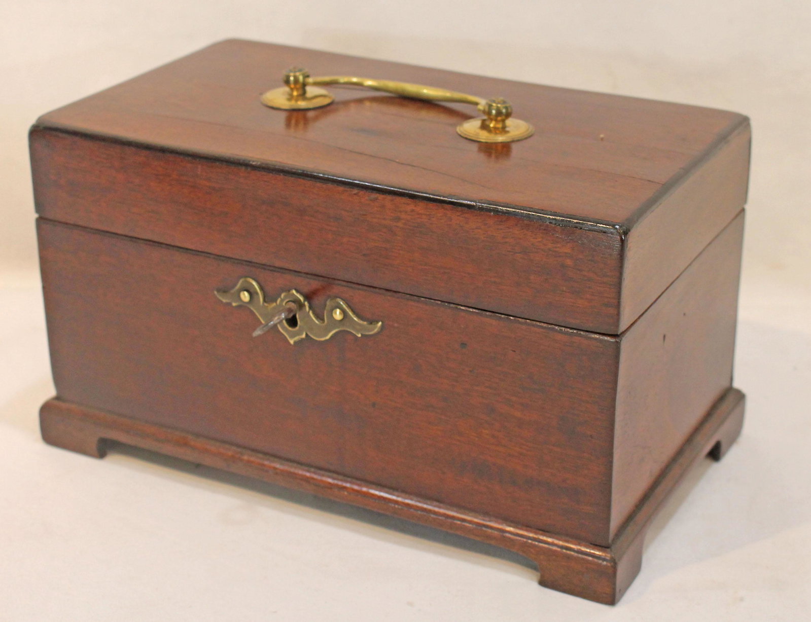 Antique English Georgian mahogany tea caddy on bracket feet - 8 1/2" wide x 5" tall x 5" deep: Antique English Georgian mahogany tea caddy on bracket feet - 8 1/2" wide x 5" tall x 5" deep