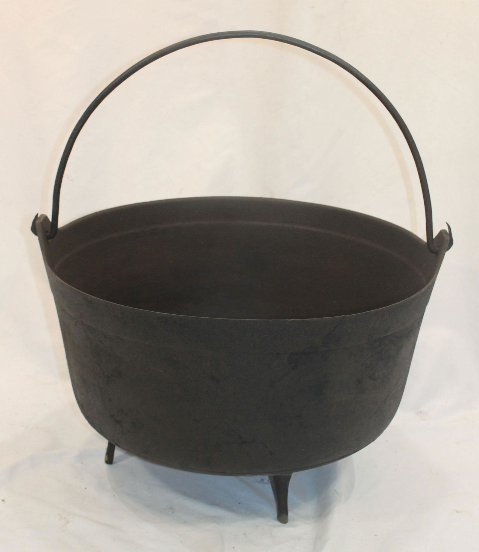 Large antique cast iron cauldron w bail handle - 20 1/2" diam (1 of 4)