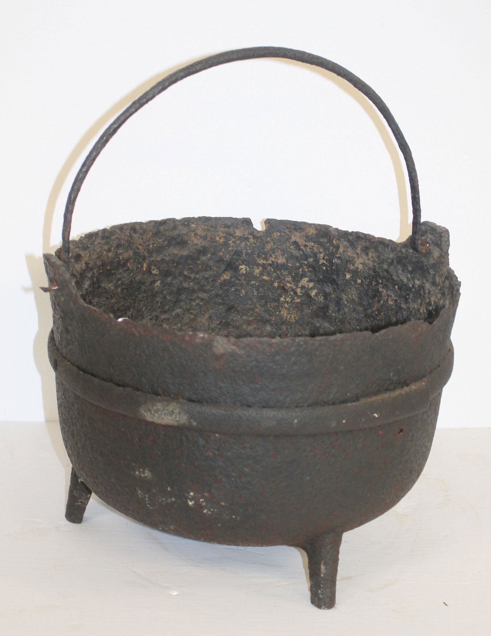 antique cast iron cauldron w bail handle - as found - 13 1/2" diam (1 of 3)