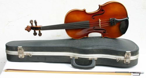 Good condition Antonio Stradivarius (copy) violin i: Good condition Antonio Stradivarius (copy) violin in orig case w bow - a good playable violin