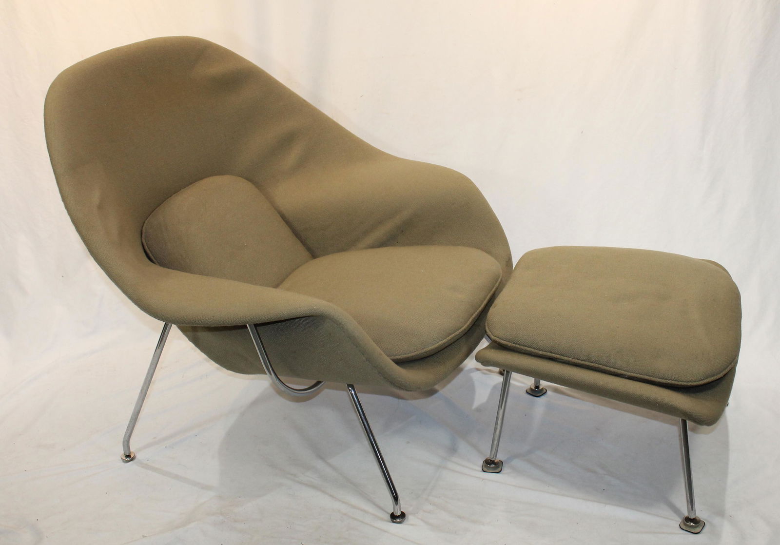 Eero Saarinen Womb Chair with Ottoman, Knoll. Reupholstered in 1985 with Knoll "Homespun Solid (1 of 11)
