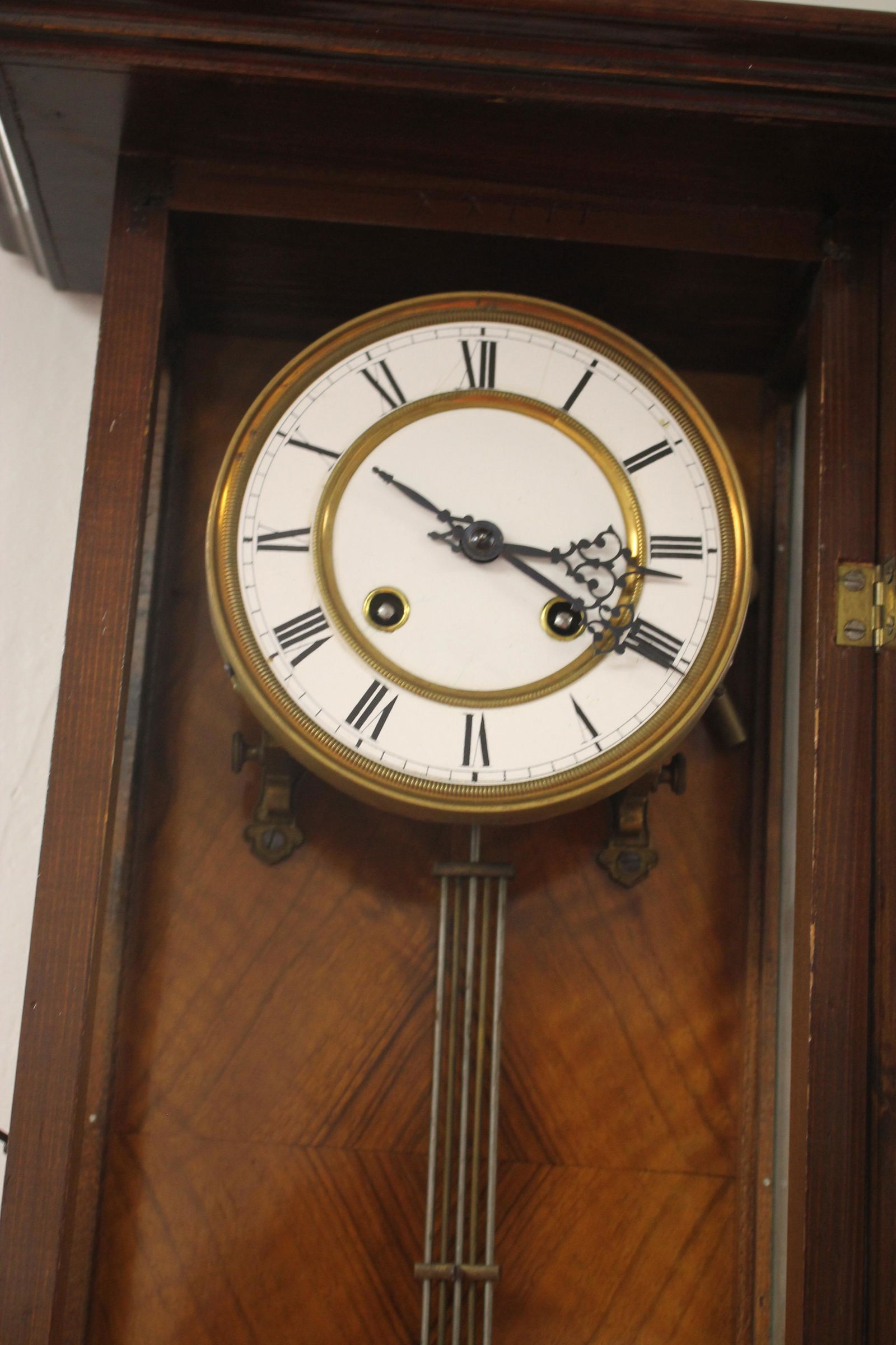 Mahogany wall clock w pendulum - 27 1/4" tall (1 of 4)