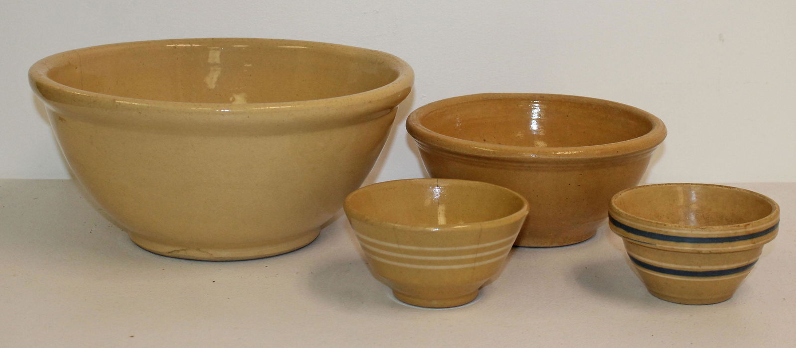 Lot of yellowware incl 2 mixing bowls & 2 small bowls (1 of 7)