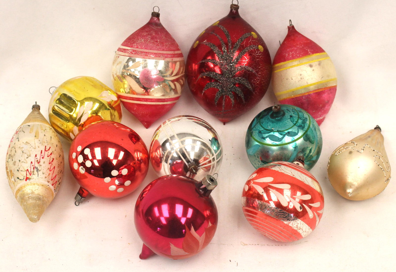 Lot of approx 11 large antique glass Christmas ornaments - largest is approx 6 1/2" & smallest is: Lot of approx 11 large antique glass Christmas ornaments - largest is approx 6 1/2" & smallest is approx 4"