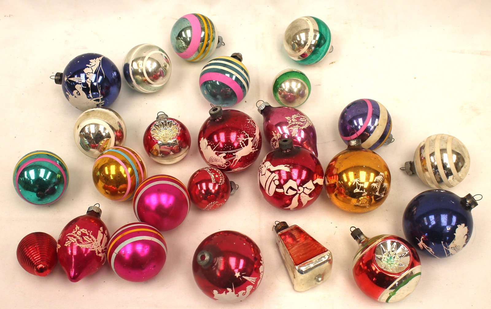 Lot of Shiny Brite glass Christmas ornaments - approx 2"-3": Lot of Shiny Brite glass Christmas ornaments - approx 2"-3"