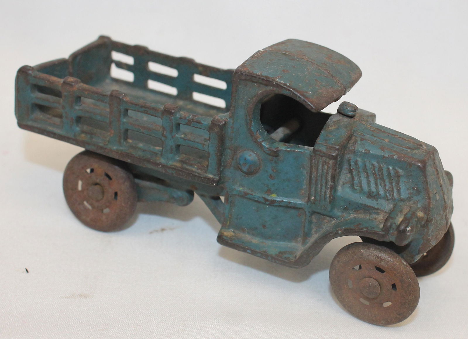Antique cast iron dump truck in blue paint - 4 3/4" long (1 of 4)