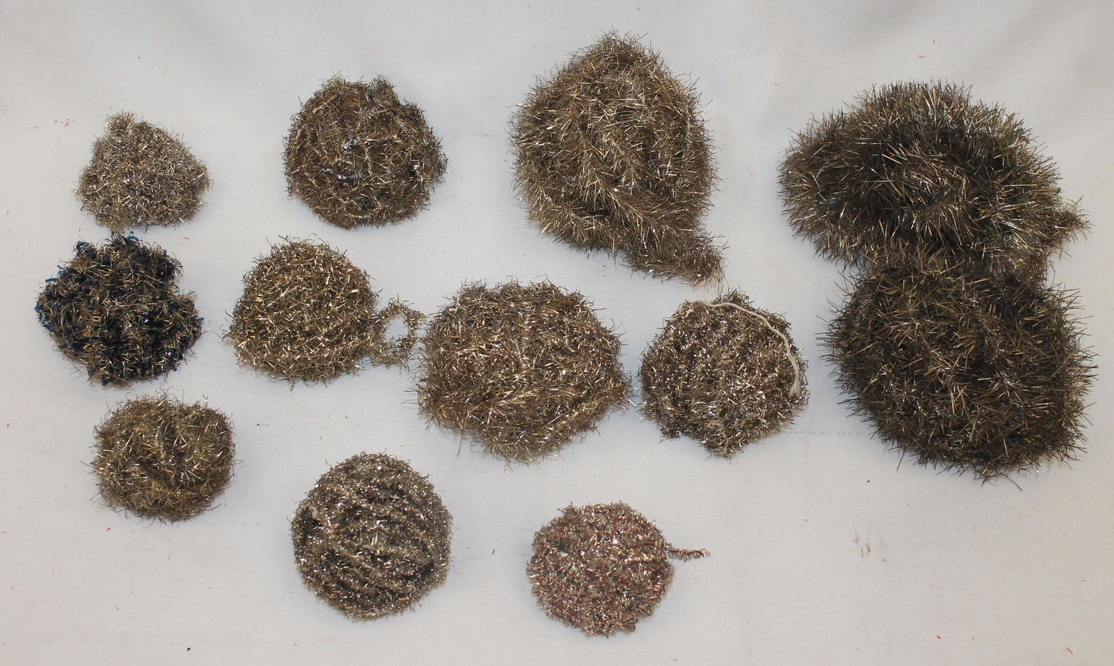 Box of 12 balls of early garland ca 1900 (1 of 4)