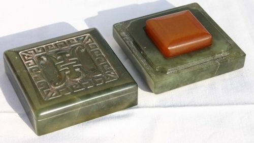 Tian Huang 1 1/4" square soapstone seal in 2 1/2" s: Tian Huang 1 1/4" square soapstone seal in 2 1/2" square jade box