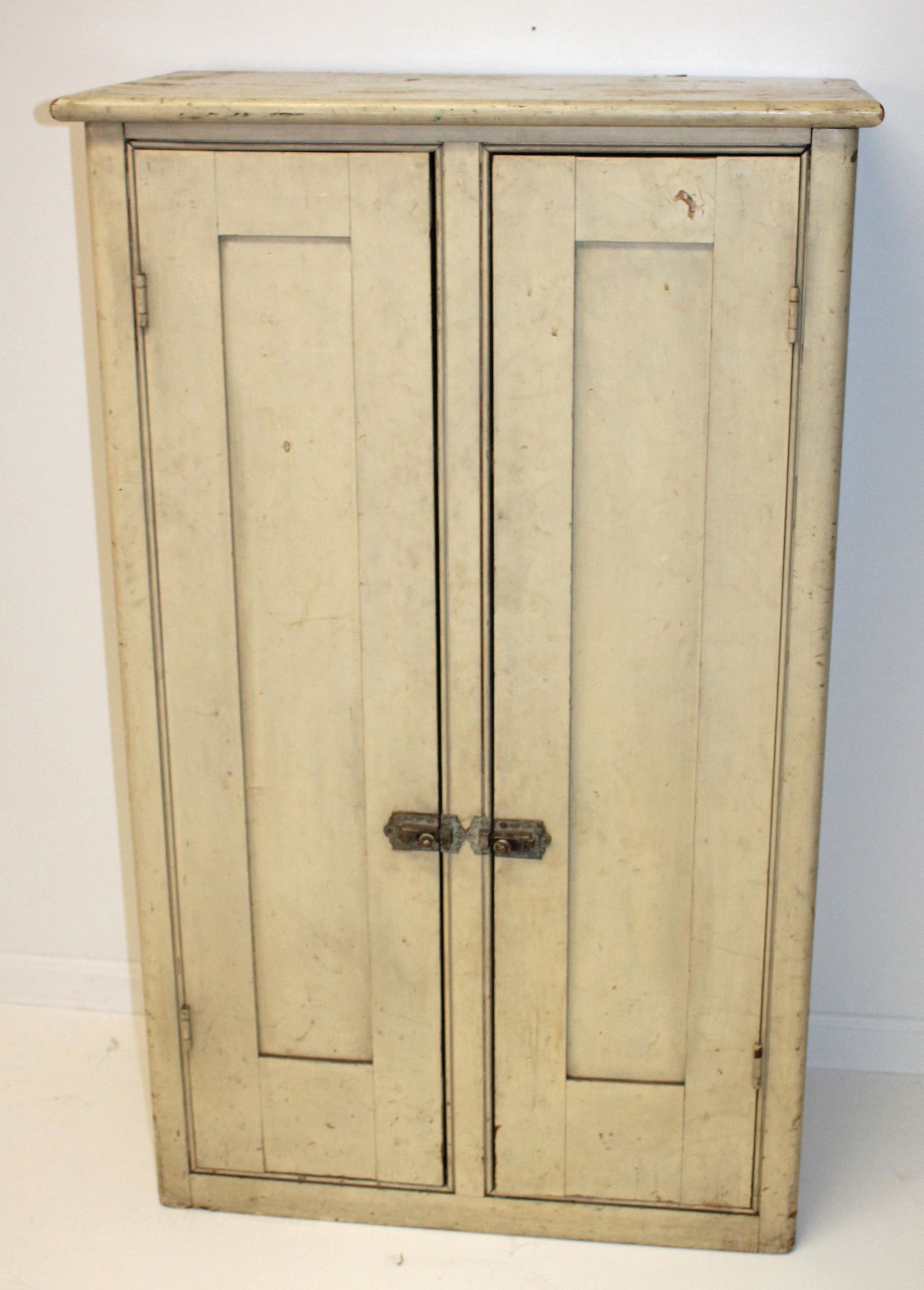 Antique 2 door wall cupboard in cream paint - 47 1/2" tall x 29" wide x 15 3/4" deep (1 of 5)