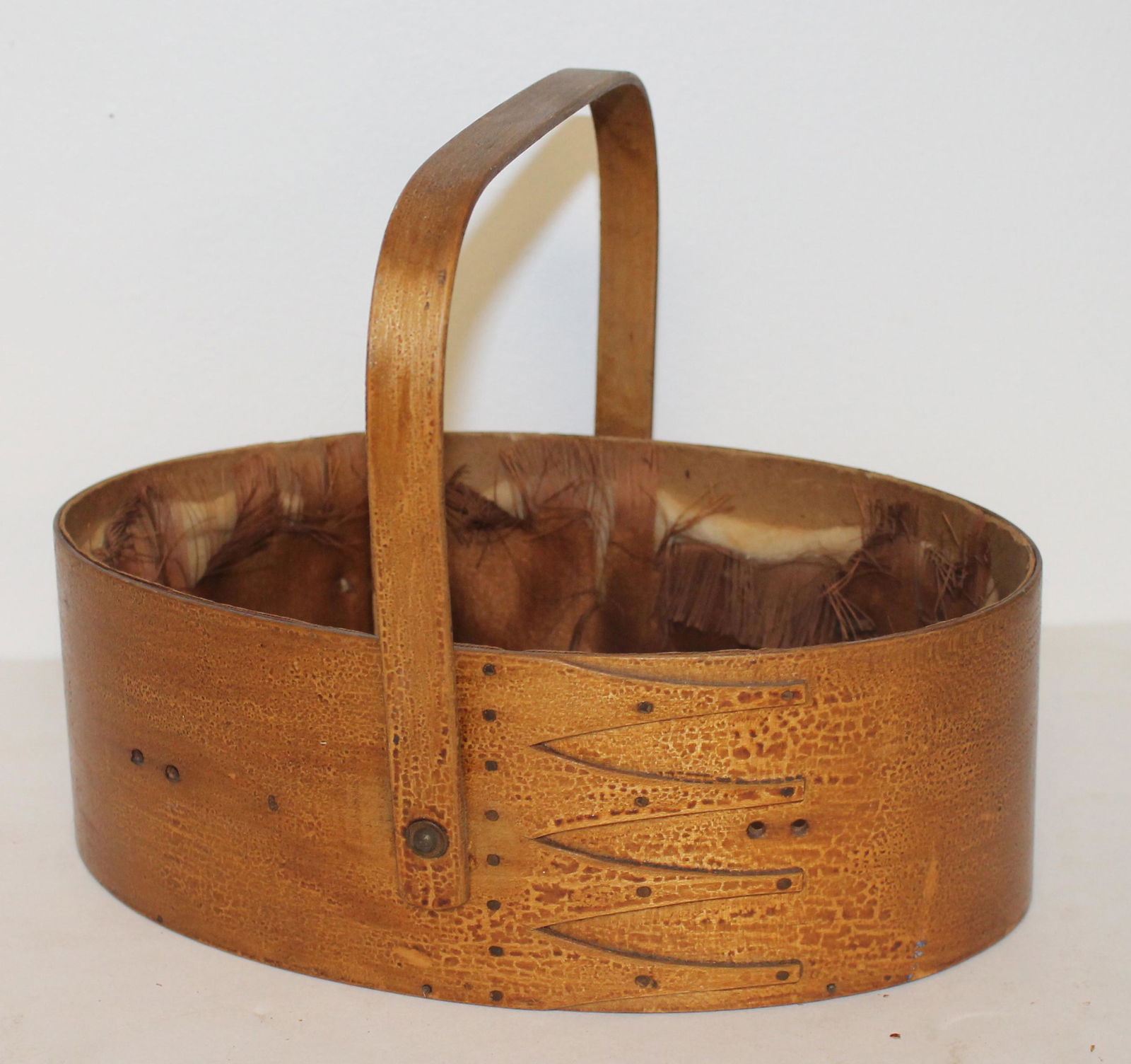 Shaker Sabbath Day Lake Maine 4 finger swing handled oval sewing box w remnants of lining - 9 (1 of 4)