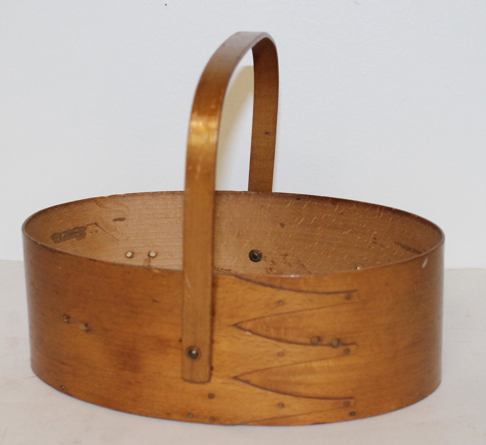 Shaker Sabbath Day Lake Maine 3 finger swing handled oval box - 8"x5"x2 3/4" tall (1 of 4)