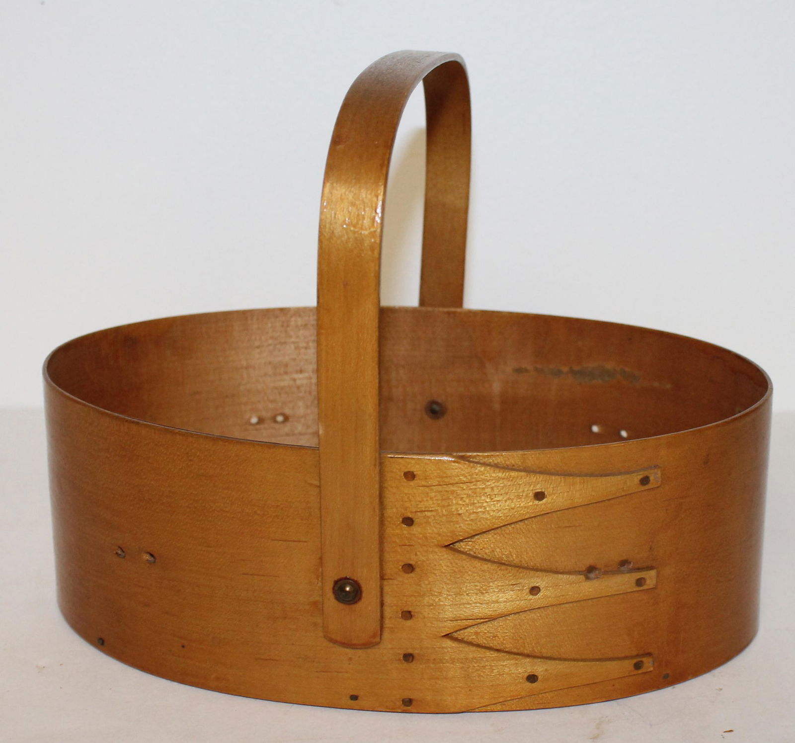 Shaker Sabbath Day Lake Maine 3 finger swing handled oval box - 8"x5 1/4"x 2 3/4" tall (1 of 4)