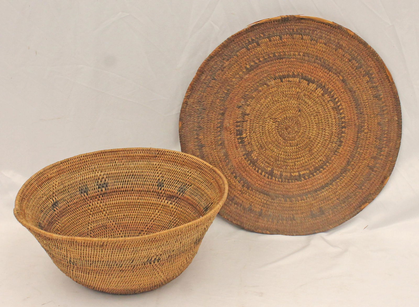Lot of 2 woven items incl a 13 1/2" x 6" round basket & a 16 3/4" round platter - (1 of 8)