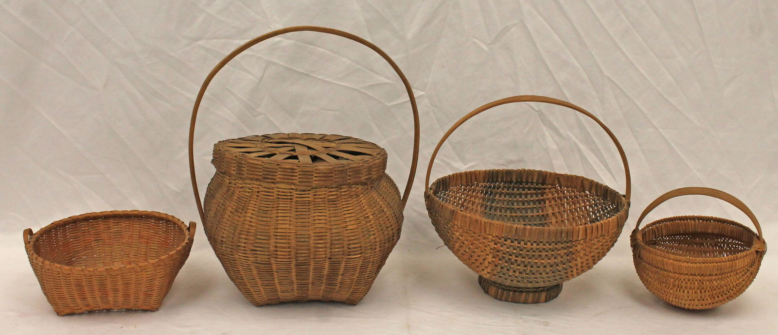 Lot of 4 baskets incl small melon 6" tall, fixed handled covered 13" tall x 11 1/2", fixed handled (1 of 11)